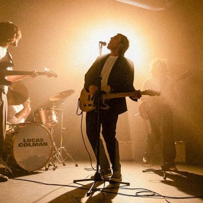 Portada del disco ‘Romperlo Todo’ de Lucas Colman: fondo oscuro con estética indie y tipografía rasgada que transmite rebeldía emocional.