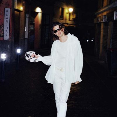 Syd dePalma en una escena del videoclip “Entre cemento, Luz rota y”, grabado en las calles de Madrid