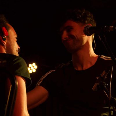 Ronroneo y Zuaraz en estudio de grabación, guitarra y micrófono entre luces tenues