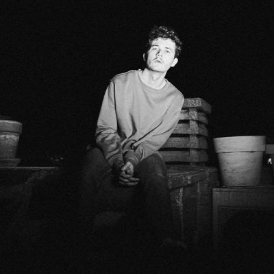 DELACUEVA bailando entre neblina y velas en el videoclip del single