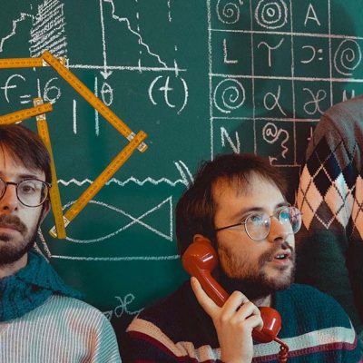 Juan Arca y miembros de Lontras grabando “Sangue no canal” en un estudio gallego