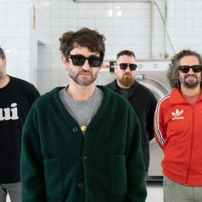 Tigre y Diamante junto a Srta. Trueno Negro en el videoclip de Amanecer en la playa