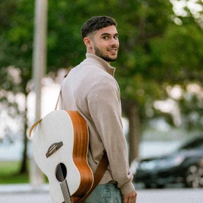 Angelis presentando su single Y Ahora Quién Soy con estética emocional y pop épico