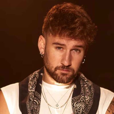 Dani Fernández en concierto representando el pop emocional español con el público cantando sus canciones