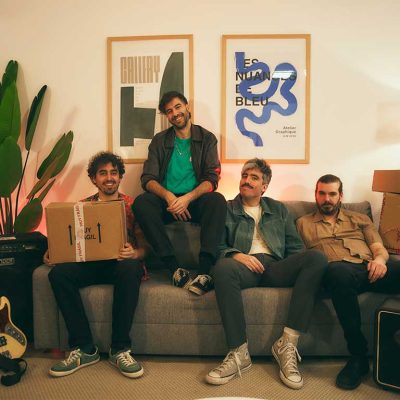 Banda Igual me matas presentando su álbum Para entrar a vivir con estética urbana y guitarras eléctricas