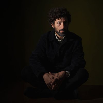 José González interpretando guitarra acústica en el lanzamiento del single A Perfect Storm