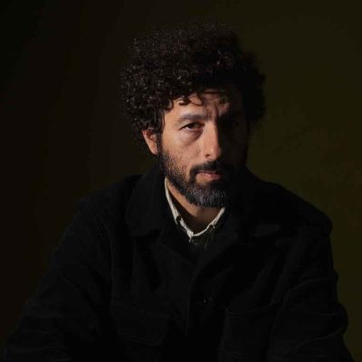 José González interpretando Against The Dying Of The Light con guitarra acústica y atmósfera íntima