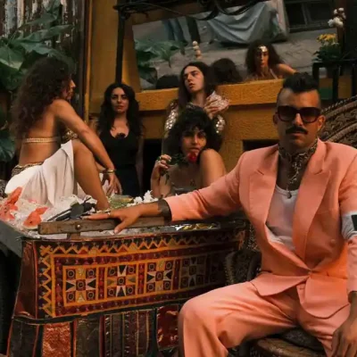 Kadebostany presentando The Outsider con estética cinematográfica y mezcla de folk y electrónica