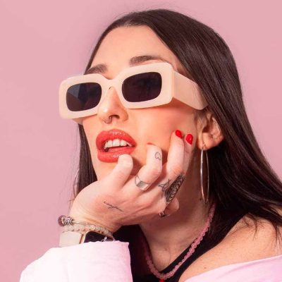 Marya interpretando Mis Supernenas con estética cercana y emocional sobre la amistad