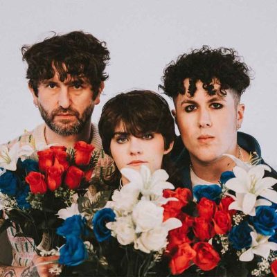 Muñeca Rusa y Tigre y Diamante en Un buen momento con estética indie rock emocional