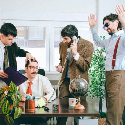 Banda Néctar interpretando Peces en el río con energía alternativa y actitud callejera