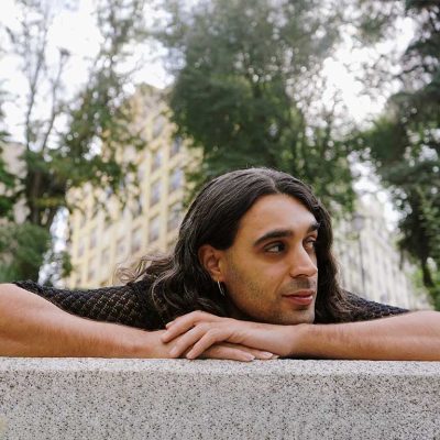 Pedro Pastor presentando el disco 10 Locos Años Descalzos con su banda Los Locos Descalzos