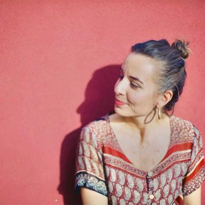 Rita Ojanguren interpretando La Escalera con estilo íntimo entre indie folk y canción de autor