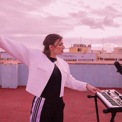 Xerach artista canaria interpretando su versión queer de Pobre Diabla con estética pop electrónico nocturna
