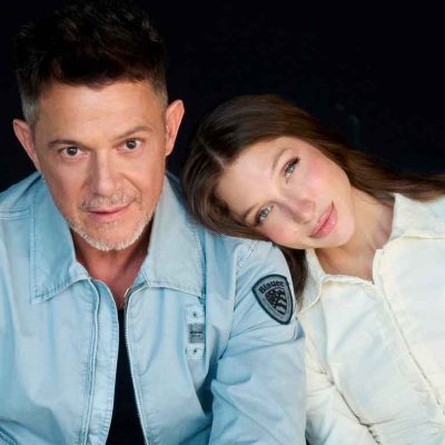 Yami Safdie y Alejandro Sanz interpretando Cuéntame con estética íntima y emocional