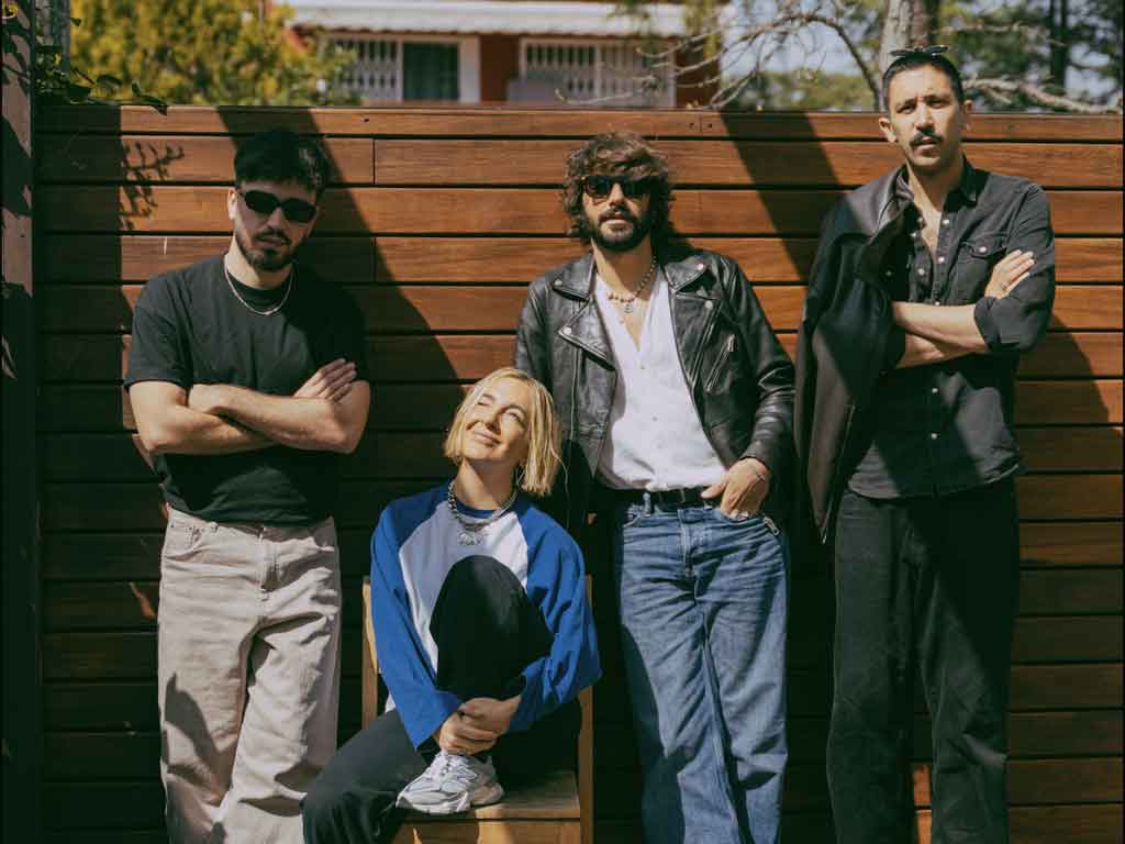 Éxtasis y Paula Mattheus en la canción Amor por tres