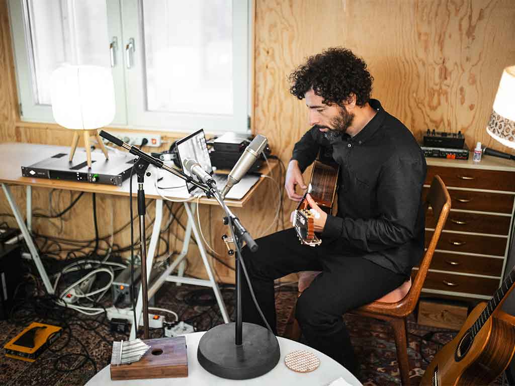 José González en A Perfect Storm con estética oscura y conceptual sobre inteligencia artificial