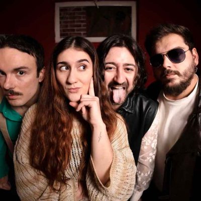 Mazu interpretando arena y sal la balada con estética íntima y emocional