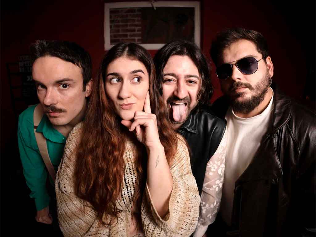 Mazu interpretando arena y sal la balada con estética íntima y emocional