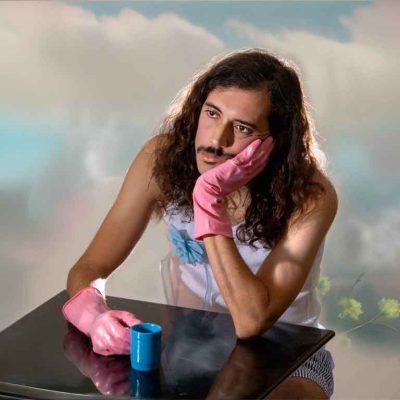 Muyaio en No Me Hagas Ghosting con estética minimalista y tono irónico