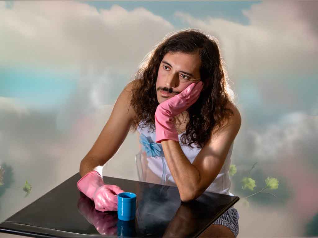 Muyaio en No Me Hagas Ghosting con estética minimalista y tono irónico