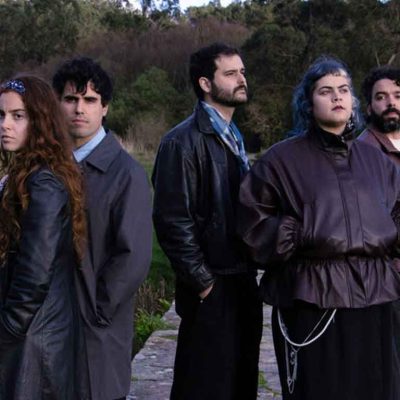 Néboa interpretando San Xoán con estética mística y electrónica