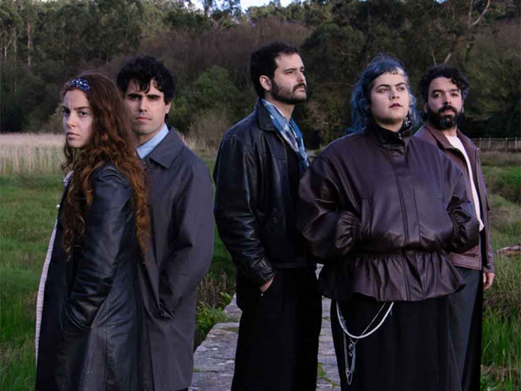 Néboa interpretando San Xoán con estética mística y electrónica