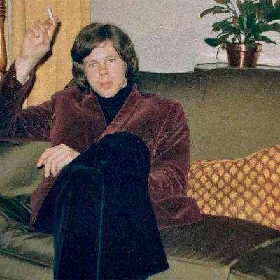 Nick Drake en una imagen íntima representando su estilo folk minimalista