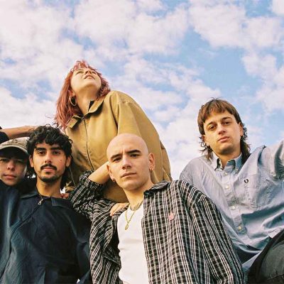 Periferia presentando Lo que queda por sentir con estética emocional y rock alternativo