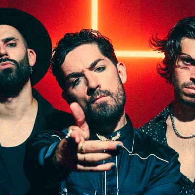 Siloé banda española en concierto durante su gira Santa Trinidad con público en festival