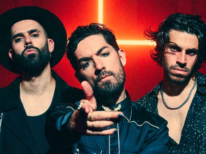 Siloé banda española en concierto durante su gira Santa Trinidad con público en festival