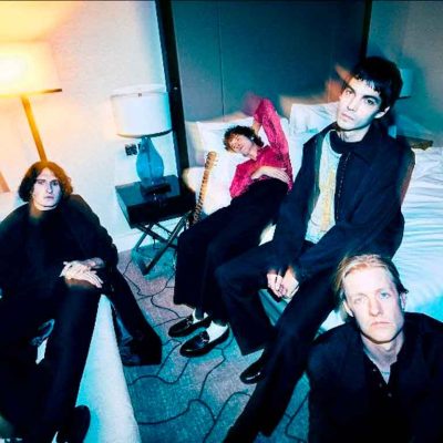 Temples interpretando Vendetta con estética psicodélica y electrónica