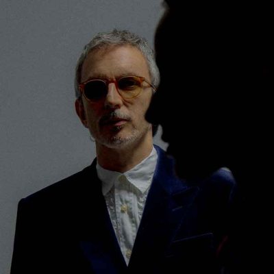 Xoel López interpretando Campos de Castilla para siempre con estética introspectiva de carretera