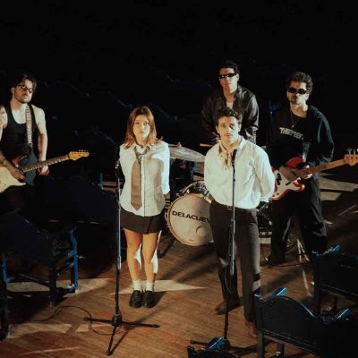 DELACUEVA y Mía Berlín interpretando canción pop de guitarras en directo
