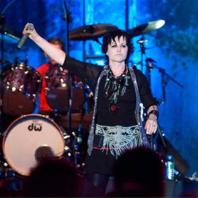 Dolores O'Riordan cantando en directo con The Cranberries, símbolo de su legado en el rock alternativo
