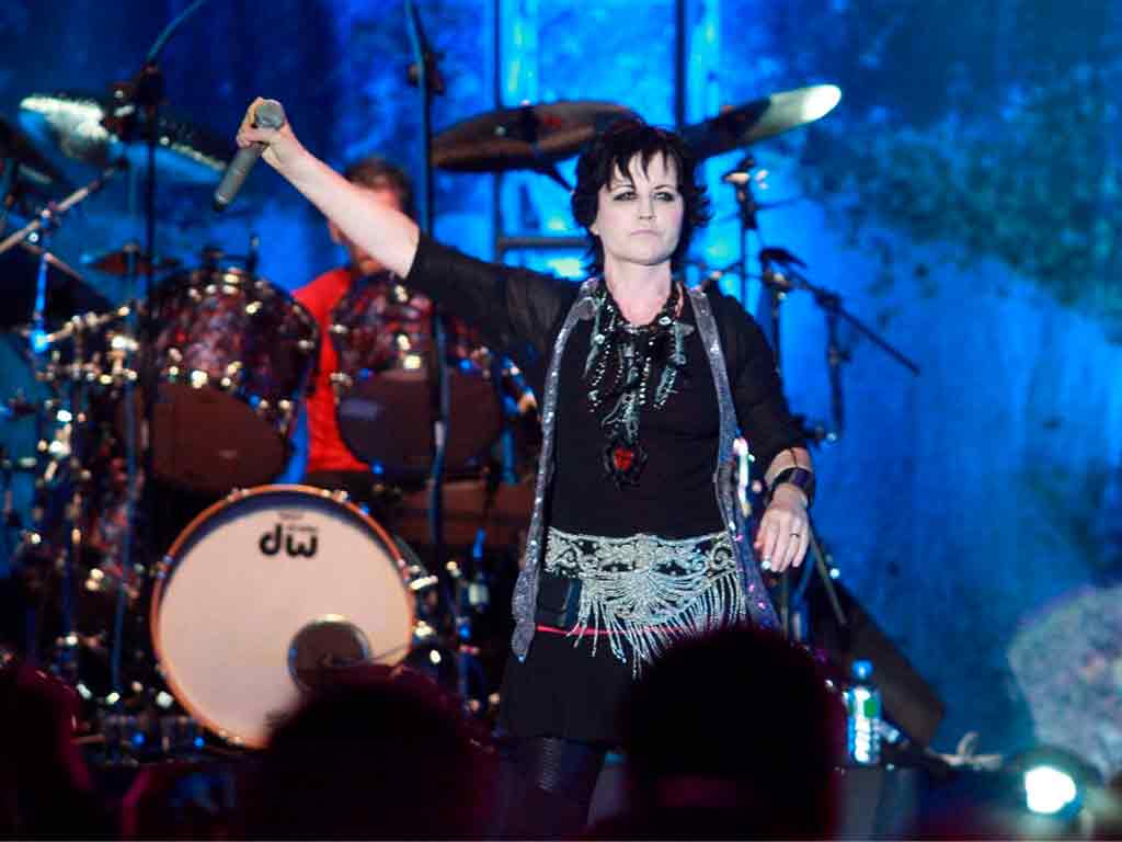 Dolores O'Riordan cantando en directo con The Cranberries, símbolo de su legado en el rock alternativo