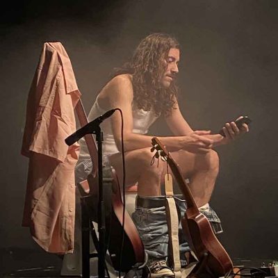 Muyaio Sergio Oramas actuando en directo con estilo pop alternativo y humor