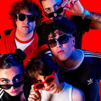 Muñeca Rusa presentando Qué pasaría con estética indie rock y actitud pop punk