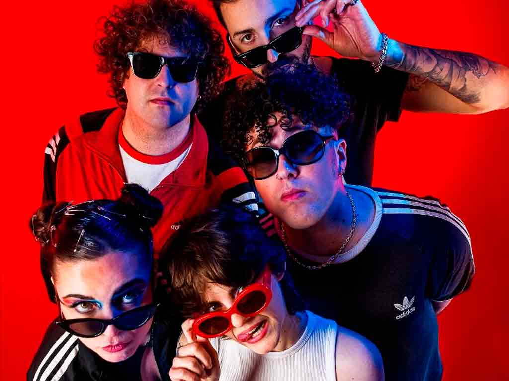 Muñeca Rusa presentando Qué pasaría con estética indie rock y actitud pop punk