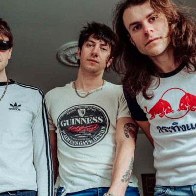 Los tres miembros de Howlin' Jaws posando para la portada de Living The Dream
