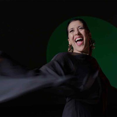 Lucía Pérez sonriendo en la portada de su single La Confusa