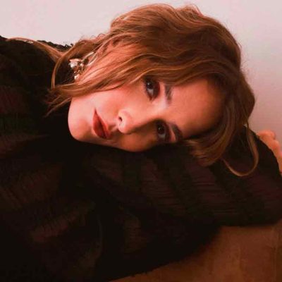 Marilia Monzón posando para la portada de Pobre de ti