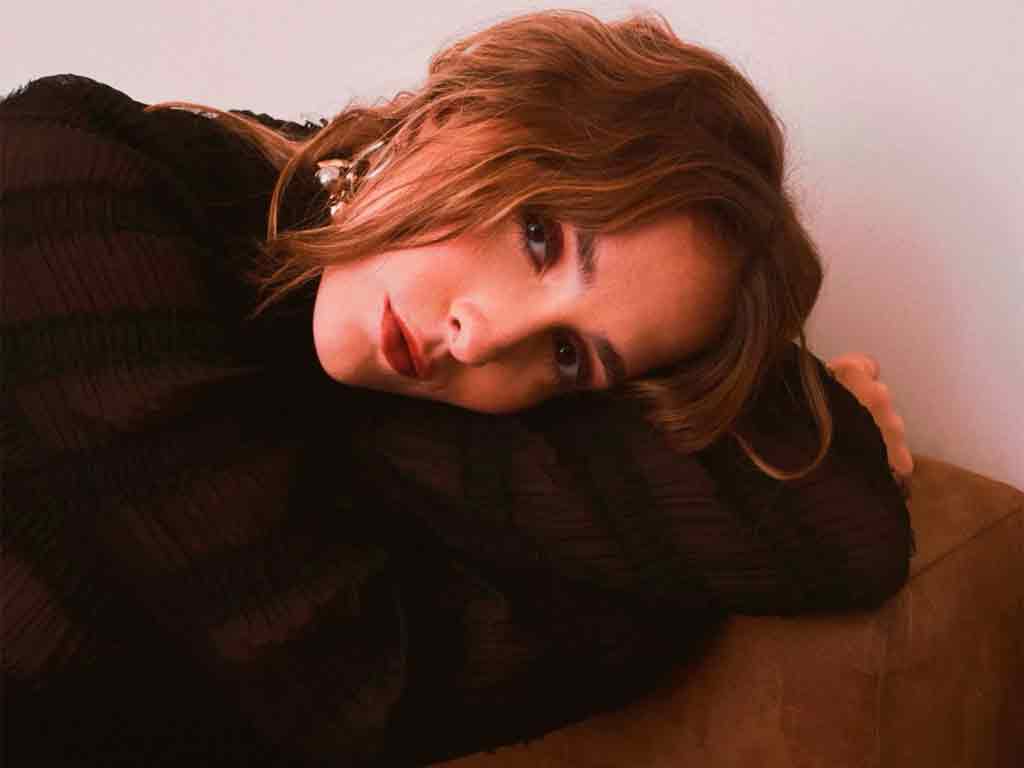 Marilia Monzón posando para la portada de Pobre de ti
