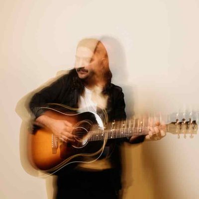 Félix Buff, el músico detrás de Rüdiger, en una sesión de estudio