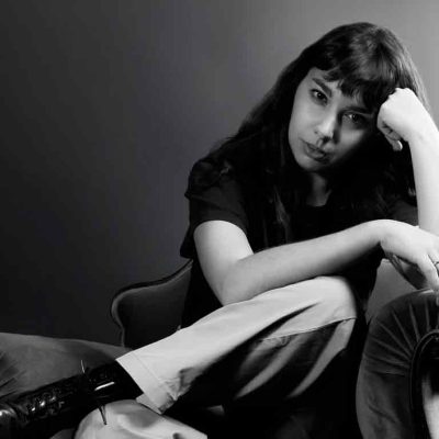 Selene Casas posando para la portada del single Te veré caer