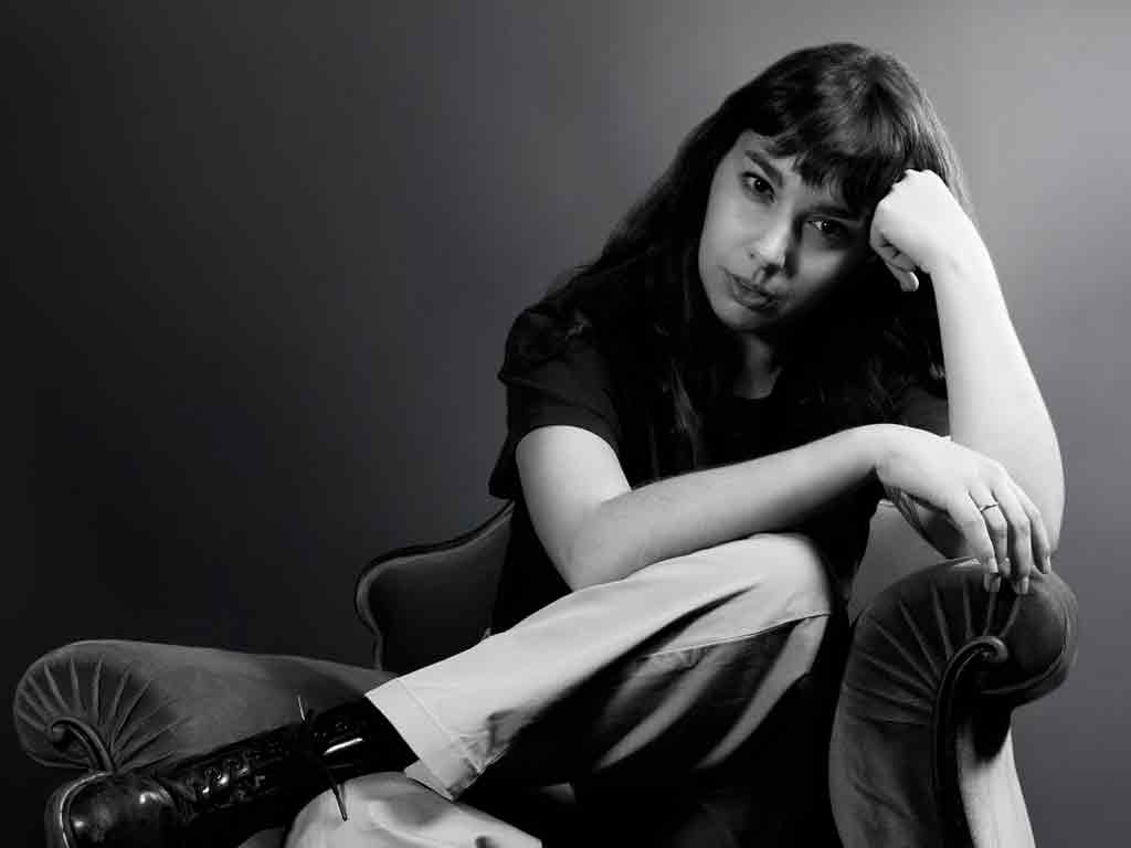 Selene Casas posando para la portada del single Te veré caer
