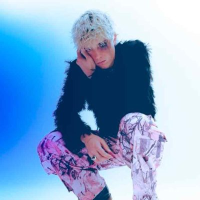 Taïn posando para la portada de su EP La rendición
