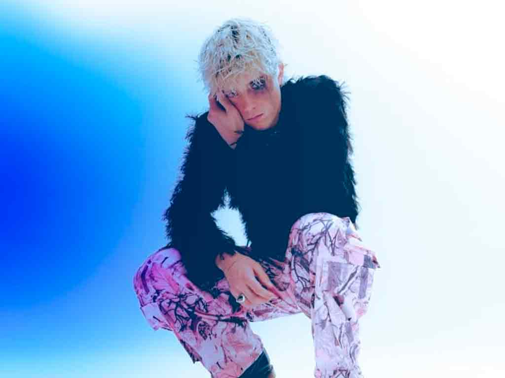 Taïn posando para la portada de su EP La rendición