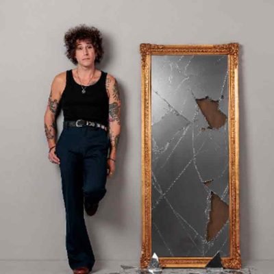Alejo posando para la portada de su álbum Mundo en ruinas