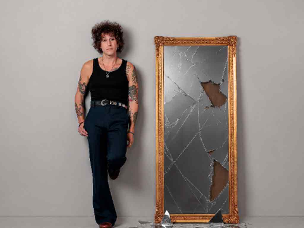Alejo posando para la portada de su álbum Mundo en ruinas